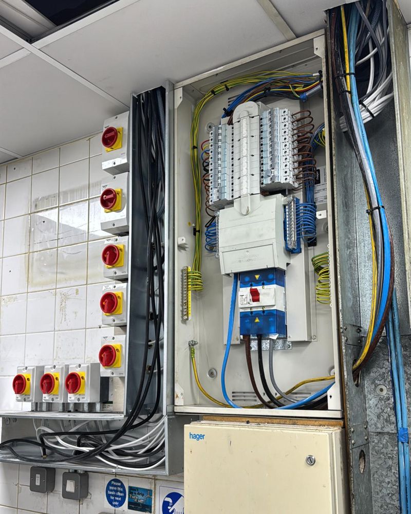 Distribution board and isolator installation